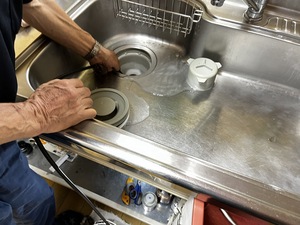 横浜市鶴見区でキッチン排水管内高圧洗浄作業