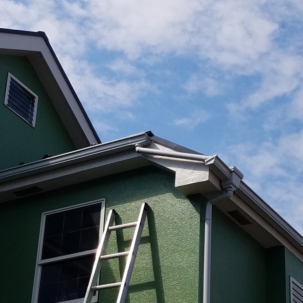 台風で外れた雨樋もしっかり直します